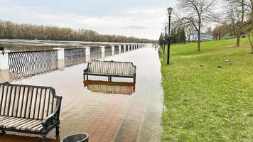 primavera inundaciones, inundado rutas y bancos en el parque. foto