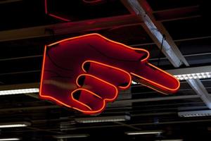Finger pointing right - Neon light photo
