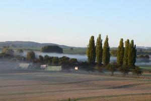 bajo niebla en rural paisaje foto