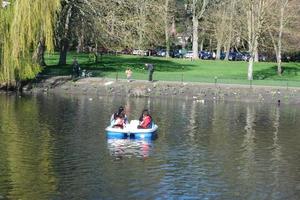 hermosa ver de personas paseo en barco un paleta barco a un lago de local público parque de lutón Inglaterra Reino Unido. imagen estaba capturado en 03-abril-2023 foto