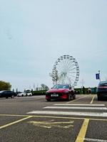 bajo ángulo ver de willen lago y público parque con ferris rueda para divertida. personas son disfrutando el comienzo de verano temporada a esta parque de milton Keynes Inglaterra Reino Unido. imágenes estaba capturado en 09-abril-202 foto