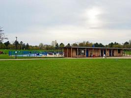 bajo ángulo ver de willen lago y público parque con ferris rueda para divertida. personas son disfrutando el comienzo de verano temporada a esta parque de milton Keynes Inglaterra Reino Unido. imágenes estaba capturado en 09-abril-202 foto