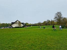 bajo ángulo ver de willen lago y público parque con ferris rueda para divertida. personas son disfrutando el comienzo de verano temporada a esta parque de milton Keynes Inglaterra Reino Unido. imágenes estaba capturado en 09-abril-202 foto