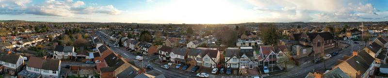 aéreo ver de lutón residencial distrito de Santo agustín Cra lutón Inglaterra Inglaterra genial Bretaña. el imagen estaba capturado en 06-abril-2023 con drones cámara durante puesta de sol foto