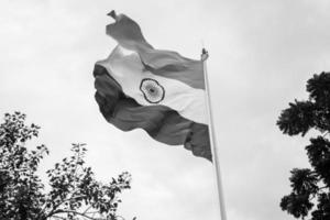 bandera india ondeando alto en connaught place con orgullo en el cielo azul, bandera india ondeando, bandera india el día de la independencia y el día de la república de la india, tiro inclinado, ondeando la bandera india, har ghar tiranga foto