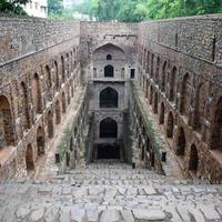 agrasen ki baoli - paso bien situado en medio de connaught colocado nueva delhi india, antigua construcción de arqueología antigua foto