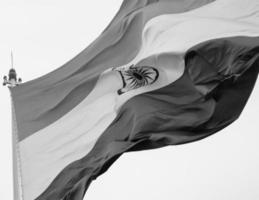 bandera india ondeando alto en connaught place con orgullo en el cielo azul, bandera india ondeando, bandera india el día de la independencia y el día de la república de la india, tiro inclinado, ondeando la bandera india, har ghar tiranga foto