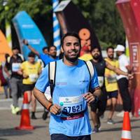 nuevo Delhi, India - marzo dieciséis 2023 - vedanta Delhi medio maratón carrera después codicioso en cuales maratón Participantes acerca de a cruzar el terminar línea, Delhi medio maratón 2022 foto