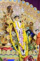 diosa durga con aspecto tradicional en una vista de cerca en un sur de kolkata durga puja, ídolo de durga puja, el festival hindú navratri más grande de la india foto