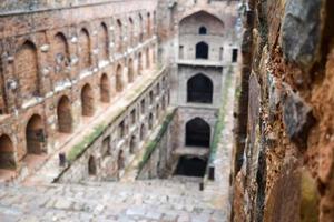 agrasen ki baoli - paso bien situado en medio de connaught colocado nueva delhi india, antigua construcción de arqueología antigua foto