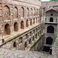 agrasen ki baoli - paso bien situado en medio de connaught colocado nueva delhi india, antigua construcción de arqueología antigua foto