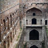 agrasen ki baoli - paso bien situado en medio de connaught colocado nueva delhi india, antigua construcción de arqueología antigua foto