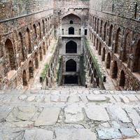 agrasen ki baoli - paso bien situado en medio de connaught colocado nueva delhi india, antigua construcción de arqueología antigua foto