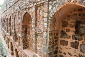 agrasen ki baoli - paso bien situado en medio de connaught colocado nueva delhi india, antigua construcción de arqueología antigua foto