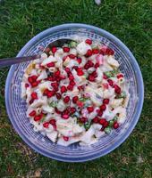 Ramadán comida en verde antecedentes en blanco caja,fruta chaat, mezclar Fruta foto