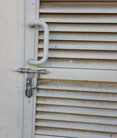 blanco antiguo metal puerta con cerradura, viejo candado en cerrado portón foto