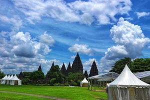 blanco tienda en el patio de el prambanan templo para el ramayana danza foto