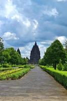 el la carretera en el medio de el parque a el prambanan templo zona como un turista visitar foto