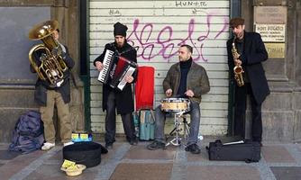 Bolonia, Italia, abril dieciséis, 2022 calle intérpretes jugando música en el histórico céntrico distrito de bolonia Italia foto