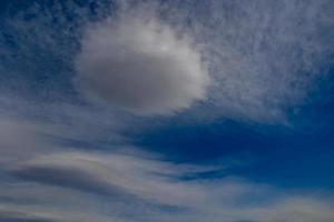 natural azul cielo antecedentes en un soleado día con nubes foto