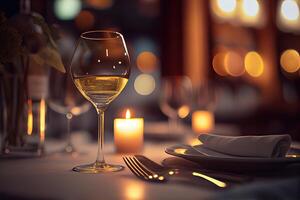 generativo ai ilustración de un restaurante mesa con un vaso de blanco vino, suave dorado luz, costoso restaurante con hermosa luces en el antecedentes foto