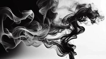 negro fumar aislado en blanco antecedentes. movimiento. video