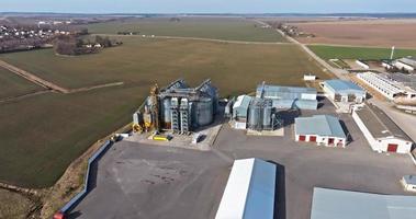 antenn panorama- se på agroindustriell komplex med silos och spannmål torkning linje video