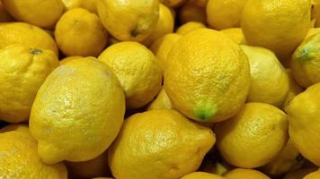 biologisch rijp natuurlijk citroenen Aan de markt teller video