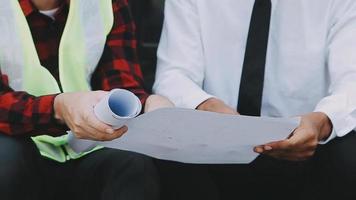 Architekt Konzept, Architekten Arbeiten mit Blaupausen im das Büro, Jahrgang bewirken video