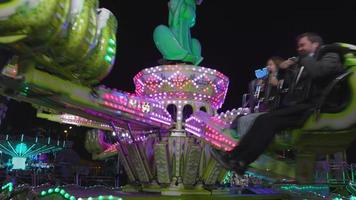 un' veloce Filatura giostra cavalcata a un' luna park nel Barcellona video