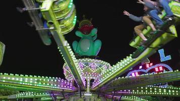 une vite filage carrousel balade à une fête foraine dans Barcelone video