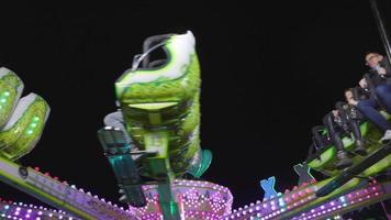 een snel spinnen carrousel rijden Bij een kermis in Barcelona video