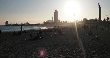 folle di persone su il spiagge di Barcellona nel estate video