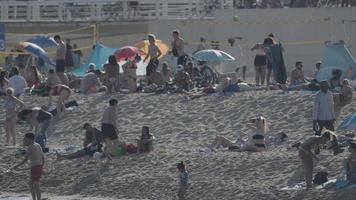 Menschenmassen von Menschen auf das Strände von Barcelona im Sommer- video