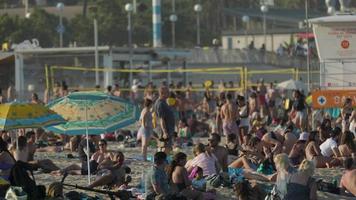 multitudes de personas en el playas de Barcelona en verano video