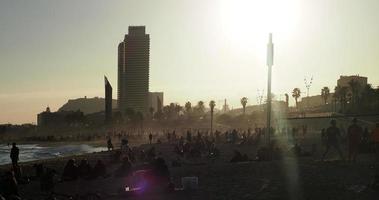 Menschenmassen von Menschen auf das Strände von Barcelona im Sommer- video