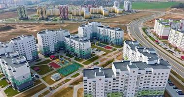 aérien panoramique vue de moderne Résidentiel zone de gratte-ciel bâtiments video