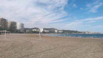 de zanderig strand in de toevlucht stad- van benicassim, Spanje video