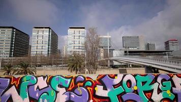 en Timelapse på en solig dag av de torn och hög stiger av barcelonas diagonal mar distrikt Nästa till de hav video