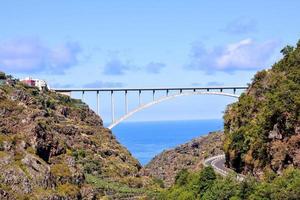 un suspendido puente foto