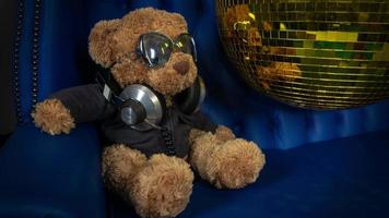 twee koel teddy bears in een disco instelling video