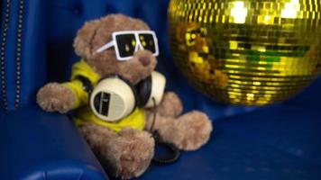 Urso de pelúcia Urso dentro uma discoteca configuração video