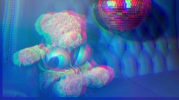 teddy beer in een disco instelling video