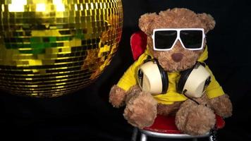 Urso de pelúcia Urso dentro uma discoteca configuração video