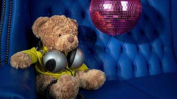 orsacchiotto orso nel un' discoteca ambientazione video