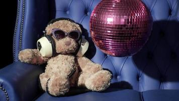 orsacchiotto orso nel un' discoteca ambientazione video