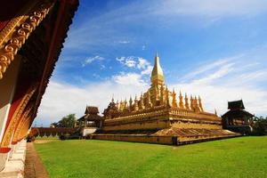 hermosa genial dorado pagoda a wat Pha ese luang templo a Vientián provincia, Laos foto