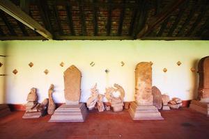 antiguo Roca inscripción y Buda estatua en wat Pha ese luang templo a Vientián provincia, Laos foto