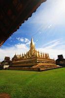 hermosa genial dorado pagoda a wat Pha ese luang templo a Vientián provincia, Laos foto