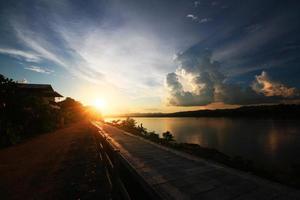 hermosa silueta amanecer y puesta de sol es crepúsculo en el cielo y reflexiones en el mekong río es tailandés-laos frontera a chaingkhan distrito Tailandia foto